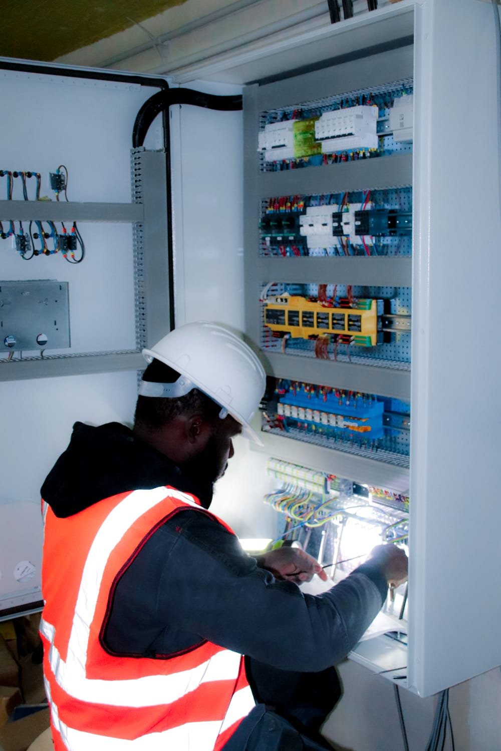 ingénieur électricien entrain de faire une installation électrique